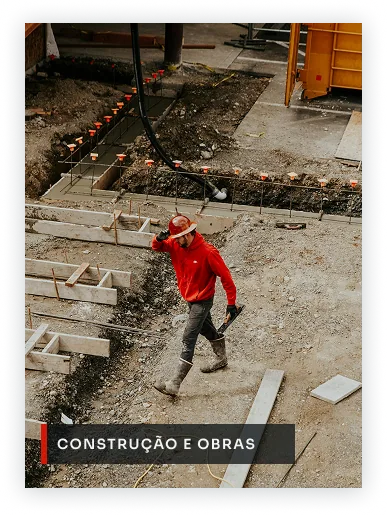 Operário em canteiro de obras durante a execução de fundações