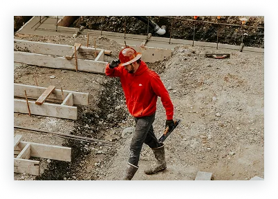 Operário em canteiro de obras durante a execução de fundações