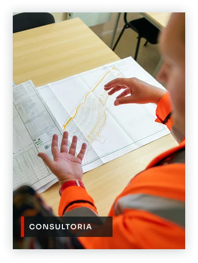 Engenheiros analisando pranchas de projeto