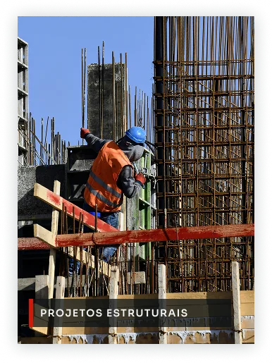 Armadura de pilares em concreto armado durante a concretagem