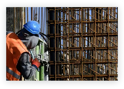 Armadura de pilares em concreto armado durante a concretagem