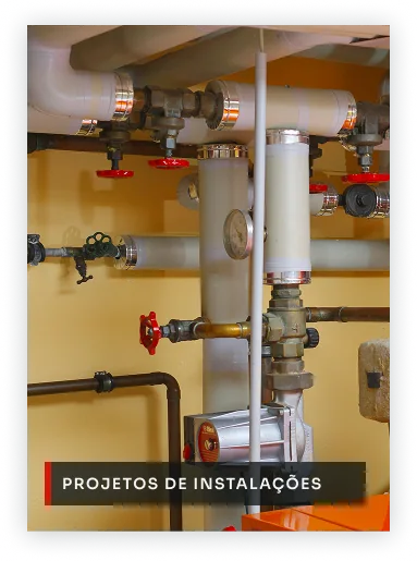 Tubulações e válvulas de uma central de instalações prediais